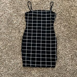 Fitted short dress with slit in the side